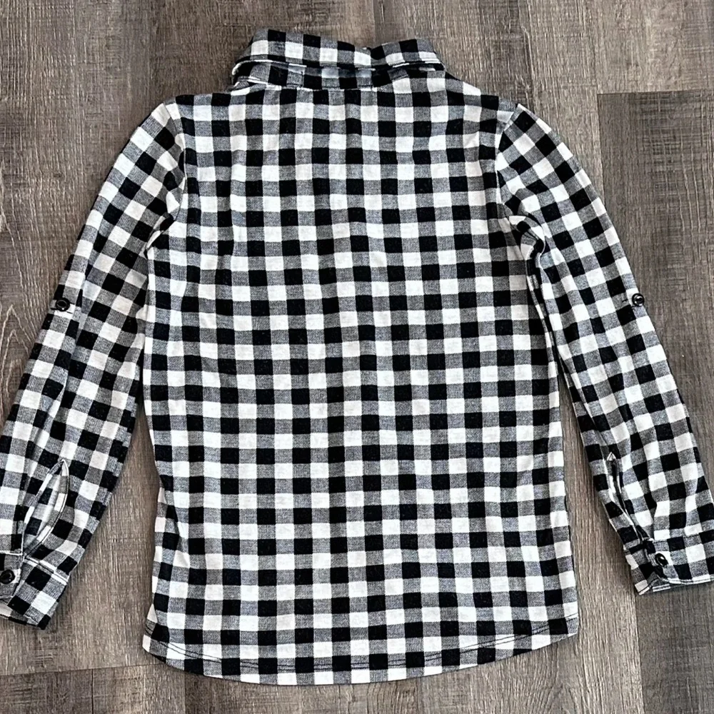 💞 Kids Size 7-8 Black & White Plaid Button Down Shirt